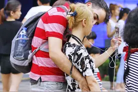 K林瞬间：街拍，来三里屯的中外情侣们... （组图）图片