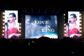小s化变装皇后妆参加同志演唱会，结果唱歌变成脱口秀，逗翻全场图片