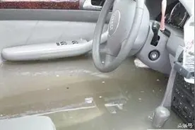 雨天忘关车窗，导致车内进水，如何处理。图片