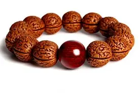 桃核手串低调淳朴，不同的颗数串出不同的寓意，一样盘玩出乐趣图片