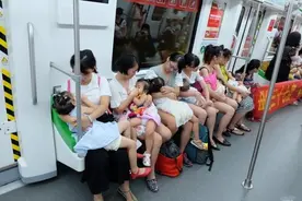 壮观！50多位辣妈齐聚地铁哺育母乳，乘客纷纷避开侧脸！图片