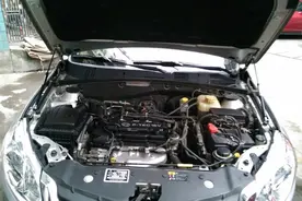 怎样换助力泵皮带与发电机皮带  养车必备图片