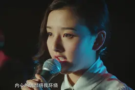 清纯女神深情演唱英文歌，声线迷人，所有观众站起来鼓掌图片