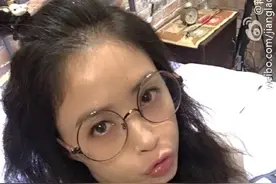 头发剪了！耿直girl蒋欣淡妆被认成素颜，出口解释：我化妆的图片