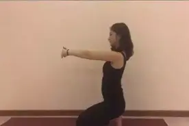 4个动作练出纤细手臂，吊带背心随便穿图片