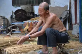 超心酸的一幕：农村老夫妻年近80，每天忙十多个小时才赚30元图片