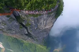 朋友们一起挑战天门山盘山龙崖玻璃栈道！图片