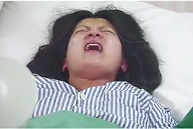 妈妈在产房里大叫，爸爸在产房外着急等待，宝宝出生瞬间爸爸哭了图片