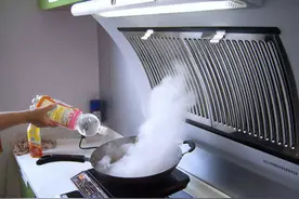 油烟机漏油都滴下来了？这样做只用一招，轻松除去油污！图片