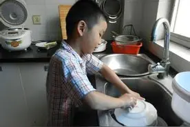 残疾人冉童应聘洗碗工，被要求在摄像机下工作，后来却要被换心图片