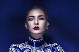 中国传统青花之美，赋予时尚新元素。图片