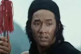 成龙刚出道时青涩美男子照片，别有一番风味图片