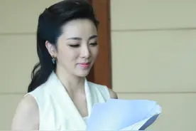央视主持幕后照曝光！撒贝宁蹲地上背台词，周涛被赞禁欲系老干部图片