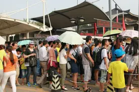 西安陕西历史博物馆现长队，游客“井喷”人气爆棚视频封面
