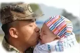 军中“超级奶爸”养成记，看完都要暖化了图片