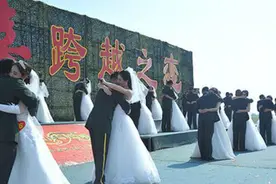 建军节｜朱日和不只有狼烟 还有大写加粗的浪漫视频封面
