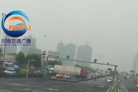 今早南三环大货车违规上高架   限高杆又“受伤”图片