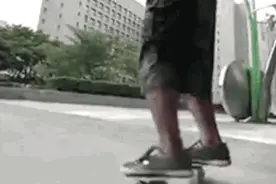 搞笑GIF图：这球怎么那么顽皮呢图片