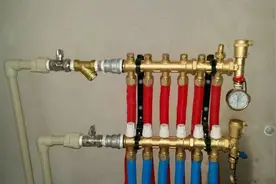 地暖分集水器的安装和管道的铺设施工图图片