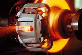 同时踩下油门和刹车会发生什么