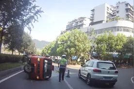 司机倒车被“绊”致翻车  幸交巡警救援终脱困图片