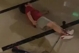 嗯哼骑轮滑车摔倒了无人扶，转身就骑轮滑车奋力的追赶着杜江爸比图片