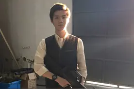 鹿晗持枪下墓简直行走的荷尔蒙，这么禁欲真的是那个撅嘴小鹿吗?图片