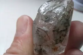 一颗其貌不扬的小石子，经过打磨抛光后，得到万人喜爱图片