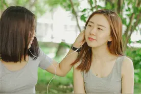 闺蜜之间，活力十足，嬉戏玩耍图片