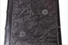 在皮革上刻画出精致的图案，最后得到一本魔幻世界里的魔法书籍图片