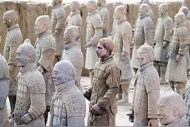 男子假装兵马俑,很快就被发现了,好奇葩啊图片