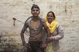 印度男孩可抗住11000伏的高压电电击图片