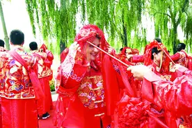 中国老夫妻、美国小情侣一起举办中式婚礼图片