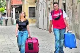 西安：出门拖行李箱 小心意外碰瓷图片