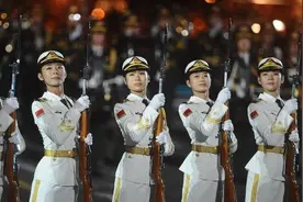八一看三军仪仗队女兵图片