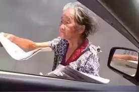 请看这位长沙卖报老人 ，刷爆了朋友圈！感动中图片