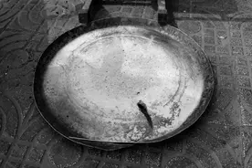 七旬老爷爷坚持路边补锅图片