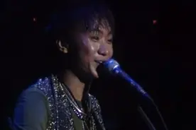 黄贯中唱歌抢拍子 黄家驹看着他笑的像个孩子图片