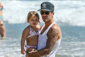 小贝有三儿一女，为什么女儿叫小七？图片