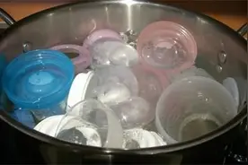 给宝宝喂奶不是妈妈的专利，宝爸也可以做的很好哦！图片