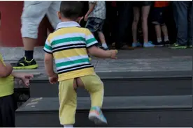 爷爷奶奶心痛宝宝，不给宝宝穿尿不湿，最后穿个开裆裤出事了图片