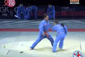 搞笑精选：动物园管理员给熊猫宝宝打针，好粘人！图片