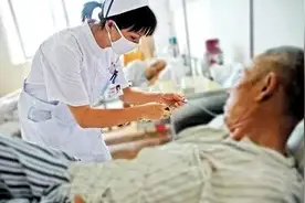 老人病愈多日  儿子不接父亲回家图片