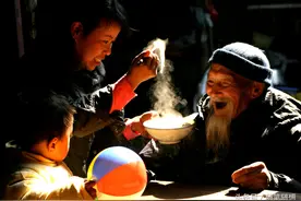 别让亲情等太久，爱她就给她想要的！图片