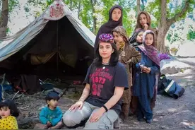 不惧世俗眼光，20岁女孩骑摩托车横穿巴基斯坦图片