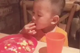 妈妈说：认真吃饭的宝宝最乖！图片