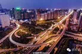 西安的七月骄阳似火 也挡不住摄影师爬楼拍摄的激情图片