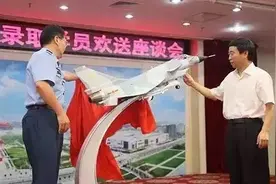 市委书记颁发录取通知书，这21名信阳学子圆梦飞行员图片