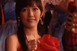 搞笑gif图：姑娘爱上我了，她看我的眼神都不一样！图片