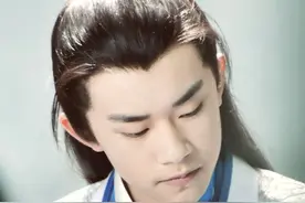 谁说易烊千玺长的不好看，去掉厚刘海后更加英姿飒爽了！图片